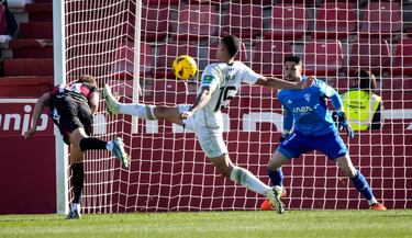 El empate del Cartagena, a menos de 20 minutos para el final, llegó con otro gol de un defensa. En la imgen Fontán, sin saltar, remató un balón con la cabeza, girándola por completo y haciendo inútil la estirada de Bernebé Barragán.