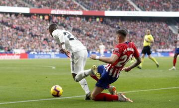El árbitro Estrada Fernández y el VAR decidieron que la jugada entre el jugador rojiblanco Giménez y el jugador del Madrid Vinicius era penalti.