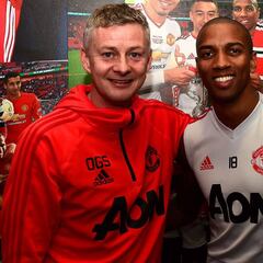 Ashley Young renueva un año su contrato con el United