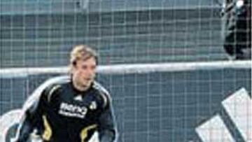 <b>CASSANO Y SU CLUB DE FANS</b>. Cassano siguió entrenándose en solitario, pero esta vez con el apoyo de un pequeño club de fans que le animó desde la grada (camiseta incluida). Al delantero no parece importarle su situación y hasta se la ha tomado con humor. Bozzo, su representante, negó ayer que Cassano vaya a irse en diciembre.