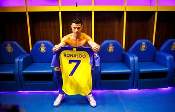 Cristiano Ronaldo se pone por primera vez la camiseta del Al Nassr