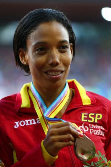 La atleta española Indira Terrero posa con la medalla de bronce en la final de los 400 metros femeninos durante los Campeonatos Europeos de atletismo de Zúrich.