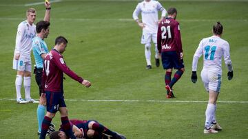Munuera Montero le muestra la amarilla a Bale tras una dura entrada sobre Escalante.