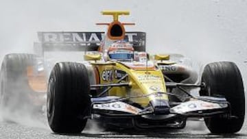 <b>CON LLUVIA.</b> La sesión de tarde en el circuito catalán estuvo pasada por agua, como se aprecia en la foto de 'Nelsinho' Piquet.