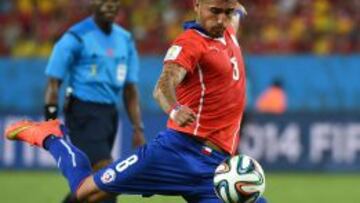 Arturo Vidal trata de pegarle desde la frontal.
