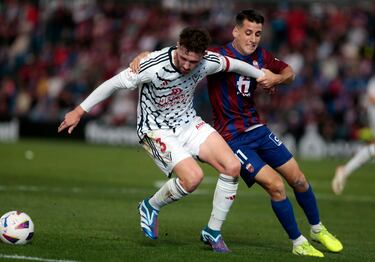 Casi con el tiempo cumplido, Barbu rescató un punto para el Mirandés en su visita al Eldense. El defensa marcó con la cabeza, en un remate en el que tuvo que agacharse mucho.

