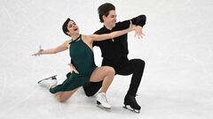 Sara Hurtado y Kirill Khaliavin compiten durante los Mundiales de Patinaje Art&iacute;stico de Estocolmo de 2021.