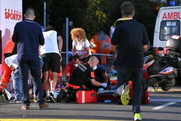 Grave caída del neerlandés Fabio Jakobsen (Deceuninck) al ser cerrado por su compatriota Groenewegen (Jumbo) que provocó una montonera en la línea de meta.