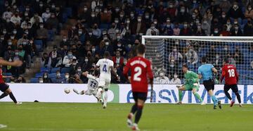 Contraataque del conjunto rojillo. Jon Moncayola remata un pase raso de Chimy Ávila y manda el balón al poste derecho de la portería de thibaut Courtois.