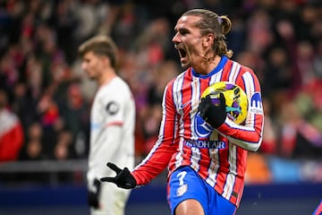 2-3. Antoine Griezmann celebra el tanto con el baln en la mano.