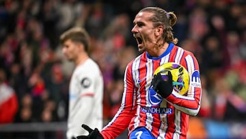 2-3. Antoine Griezmann celebra el tanto con el balón en la mano.