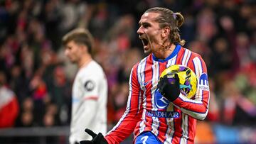 2-3. Antoine Griezmann celebra el tanto con el balón en la mano.