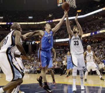 Nick Collison y Marc Gasol.