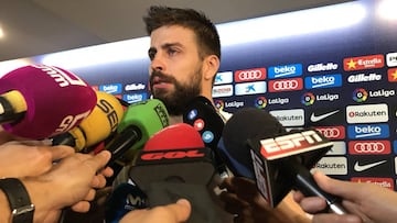 Piqué llorando mientra habla con los medios.