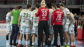 Los jugadores del Helvetia Anaitasuna, durante un tiempo muerto en su partido ante el Liberbank Cuenca en la Copa del Rey de Balonmano 2020.