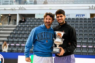 Juan Carlos Ferrero junto a Carlos Alcaraz celebrando el Masters 1.000 de Roma.
