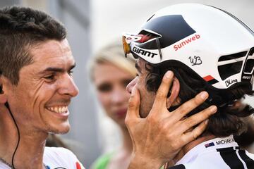 Matthews celebra la victoria con Barguil, su compañero de equipo.