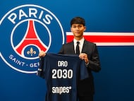 Dro posa con la camiseta del PSG.