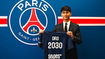 Dro posa con la camiseta del PSG.