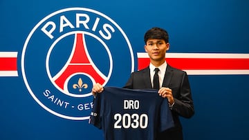 Dro posa con la camiseta del PSG.
