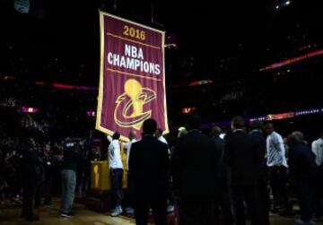 Los Cavaliers celebraron por todo lo alto su anillo de campeones: fiesta y exhibición después ante los Knicks.