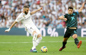 El delantero del Real Madrid, Benzema, retama para anotar el segundo gol al Almería. 