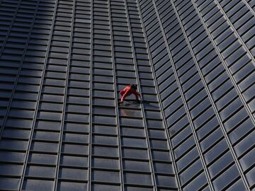 Alain Robert es un escalador de 60 años que se dedica a concienciar a los gobiernos para la lucha del cambio climático. Esta vez ha escalado un rascacielo de La Défense, un moderno barrio de negocios situado al oeste de París.