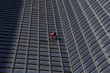 Alain Robert es un escalador de 60 años que se dedica a concienciar a los gobiernos para la lucha del cambio climático. Esta vez ha escalado un rascacielo de La Défense, un moderno barrio de negocios situado al oeste de París.