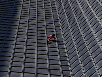 Alain Robert es un escalador de 60 años que se dedica a concienciar a los gobiernos para la lucha del cambio climático. Esta vez ha escalado un rascacielo de La Défense, un moderno barrio de negocios situado al oeste de París.