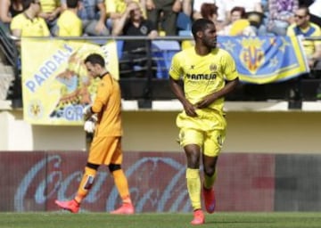 El delantero costarricense del Villarreal Joel Campbell (d) tras marcar gol ante el Elche, el primero del equipo
