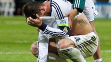 Sergio Ramos recibe el consuelo de Pepe tras caer eliminado ante el Borussia Dormund el pasado martes.