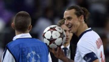 Ibrahimovic se lleva el balón tras marcar cuatro goles.