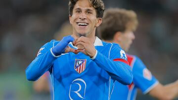 Giuliano Simeone celebra su gol en el Betis-Atlético de Liga en La Cartuja (Sevilla).