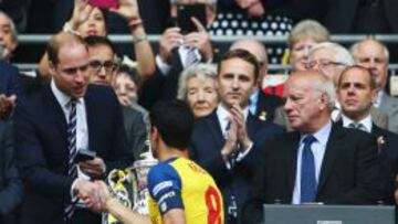 El Pr&iacute;ncipe Guillermo, con Mikel Arteta antes de entregar el trofeo de la FA Cup.