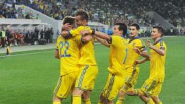 Los jugadores ucranianos celebran el gol de Sydorchuk.