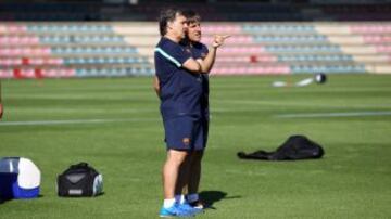 Jordi Roura escucha las explicaciones del Tata.