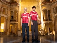 20-03-26. REDONDO Y GELABERT POSAN CON LA NUEVA CAMISETA QUE LUCIRÁ EL SPORTING EN LA JORNADA RETRO DE LA LIGA, ANTE EL BURGOS EN EL PLANTÍO.