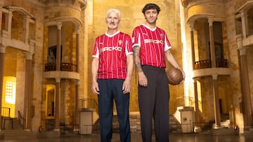 20-03-26. REDONDO Y GELABERT POSAN CON LA NUEVA CAMISETA QUE LUCIRÁ EL SPORTING EN LA JORNADA RETRO DE LA LIGA, ANTE EL BURGOS EN EL PLANTÍO.