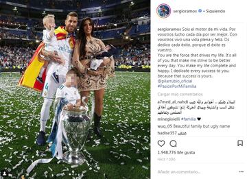 Sergio Ramos y Pilar Rubio son una de las parejas más estables del panorama futbolístico. En esta bonita foto posa la pareja con sus tres hijos en la fiesta de celebración de la Decimotercera en el Santiago Bernabéu.