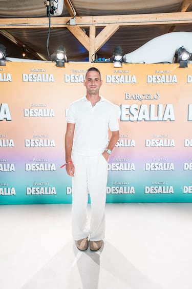 Alex Chiner posa en la alfombra roja del festival Ron Barceló Desalia 2025.