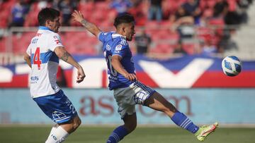 CH0. SANTIAGO (CHILE), 27/08/2022.- Lucas Assadi (d) de Universidad Chile disputa el balón con Alfonso Parot (i) de Universidad Católica hoy, durante el Clásico Universitario, partido valido por la fecha 23 del campeonato nacional chileno, en el Estadio Nacional de Santiago (Chile). EFE/Elvis González
