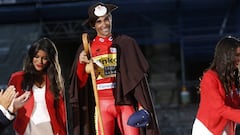 Alberto Contador, peregrino en el podio de la Vuelta a Espa&ntilde;a 2014.