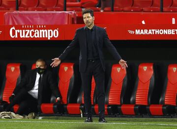 El argentino es el l¨ªder absoluto en registros de continuidad bajo su filosof¨ªa del partido a partido. Desde el 7 de enero de 2012, que debut¨® en M¨¢laga (0-0), contabiliza 527 encuentros consecutivos (316 ganados, 124 empatados y 87 perdidos). En la Liga alcanza los 364 (224/86/54) con dos t¨ªtulos, 2013-14, y el vigente campeonato 2020-21. En la Champions, dos finales, ha dirigido 79 partidos (41/20/18). En la Copa, 50 (26/13/11). La Europa League encierra sus mejores n¨²meros: dos t¨ªtulos en 26 convocatorias (21/1/4). Sus guarismos se redondean con media docena de duelos en la Supercopa de Espa?a (2/4/0) y dos en la Supercopa de Europa, ambos saldados con triunfos que supusieron otros dos t¨ªtulos.