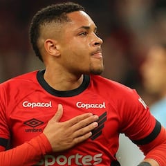 Barcelona try to convince Athletico Paranaense to let Vítor Roque go this summer