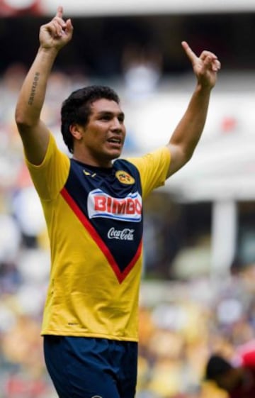 Gran goleador paraguayo que marcó 98 goles con el conjunto de Coapa, y que se tuvo que despedir antes de tiempo por un atentado que sufrió y que lo alejó de las canchas