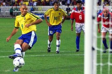 Segundo partido en Mundiales. Octavos de final del Francia 1998 y Brasil derrota 4-1 a Chile con dos de Ronaldo y dos de César Sampaio. En la imagen, Ronaldo anota de penal. Miran atentos Rivaldo, Pedro Reyes y Javier Margas.