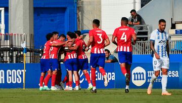 Assane Ndiaye celebra el gol al Atl¨¦tico Baleares.