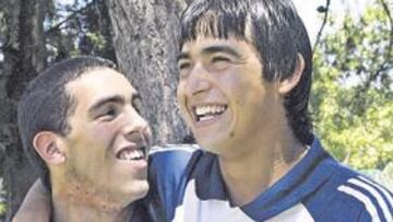 <b>CASI HECHO. </b>Pisculichi, a la derecha junto a Tévez, a punto de fichar.