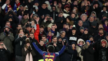 Lamine celebra con la afición el 2-1.