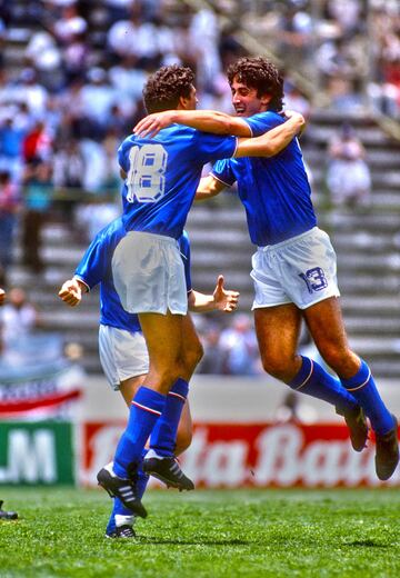 Antes del final del primer tiempo del Italia vs Bulgaria en el Estadio Azteca, el delantero inauguró el segundo Mundial de México.